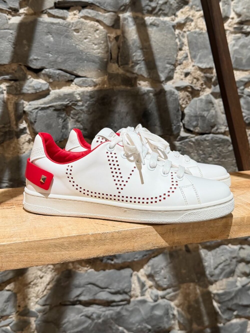 Valentino White Red Vlogo Backnet Low-Top Sneakers